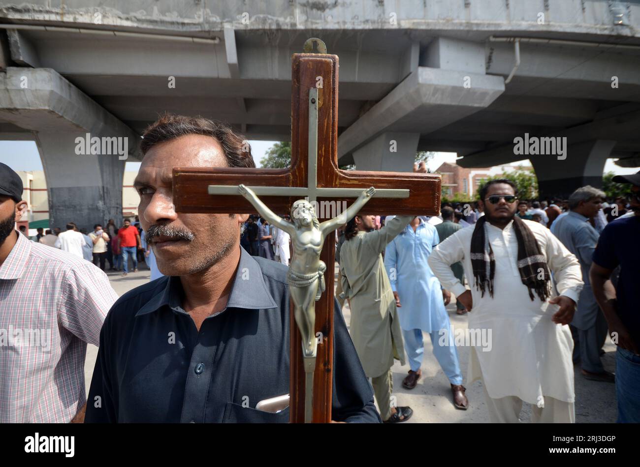Peshawar, Peshawar, Pakistan. 20th Aug, 2023. Members of the Christian minority hold placards as they shout slogans during a protest against mob attacks that erupted the day before in Jaranwala, near Faisalabad, in Peshawar, Pakistan, 20 August 2023. Armed mobs in Jaranwala targeted two churches and private homes, setting them on fire and causing widespread destruction. The attack was sparked by the discovery of torn pages of the Muslims holy book Koran with alleged blasphemous content near a Christian colony. (Credit Image: © Hussain Ali/ZUMA Press Wire) EDITORIAL USAGE ONLY! Not for Commerc Stock Photo