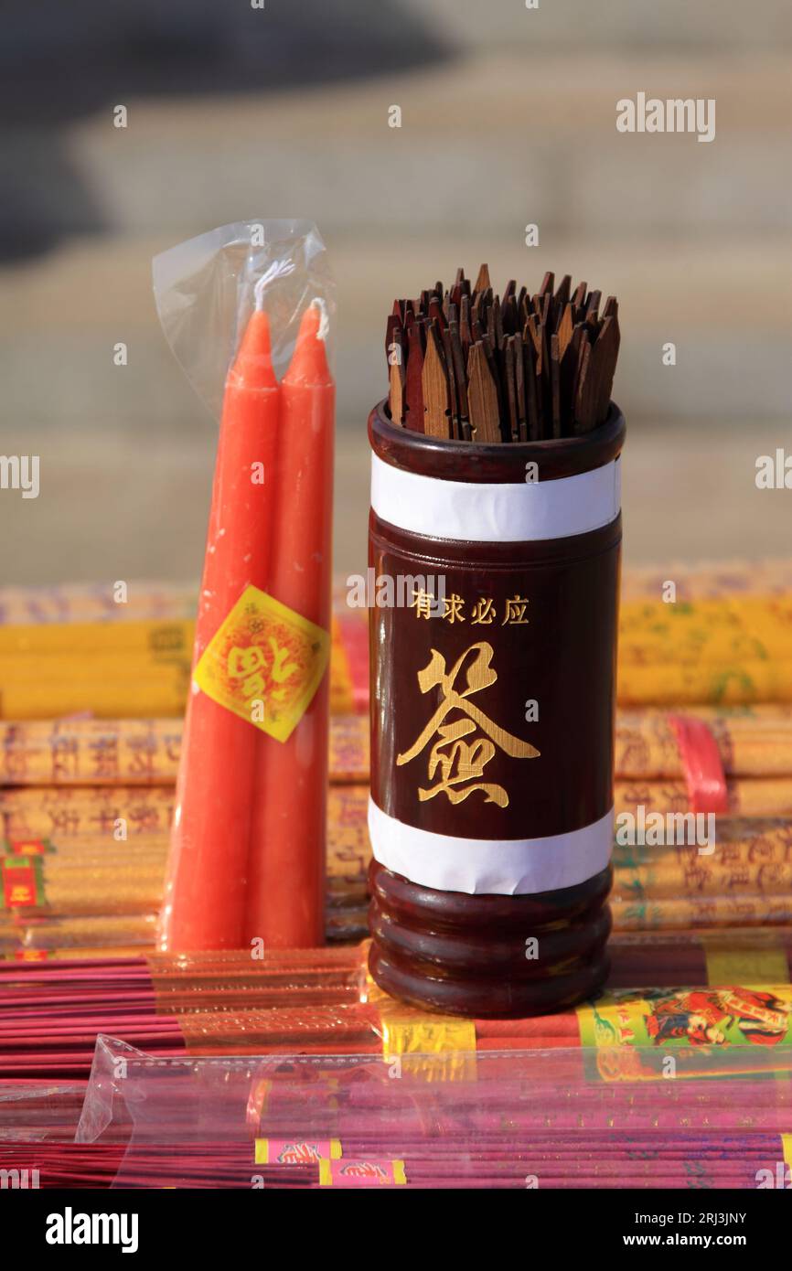 soothsaying, shake bamboo cylinder for future tell, one of Chinese ancient divination Stock Photo