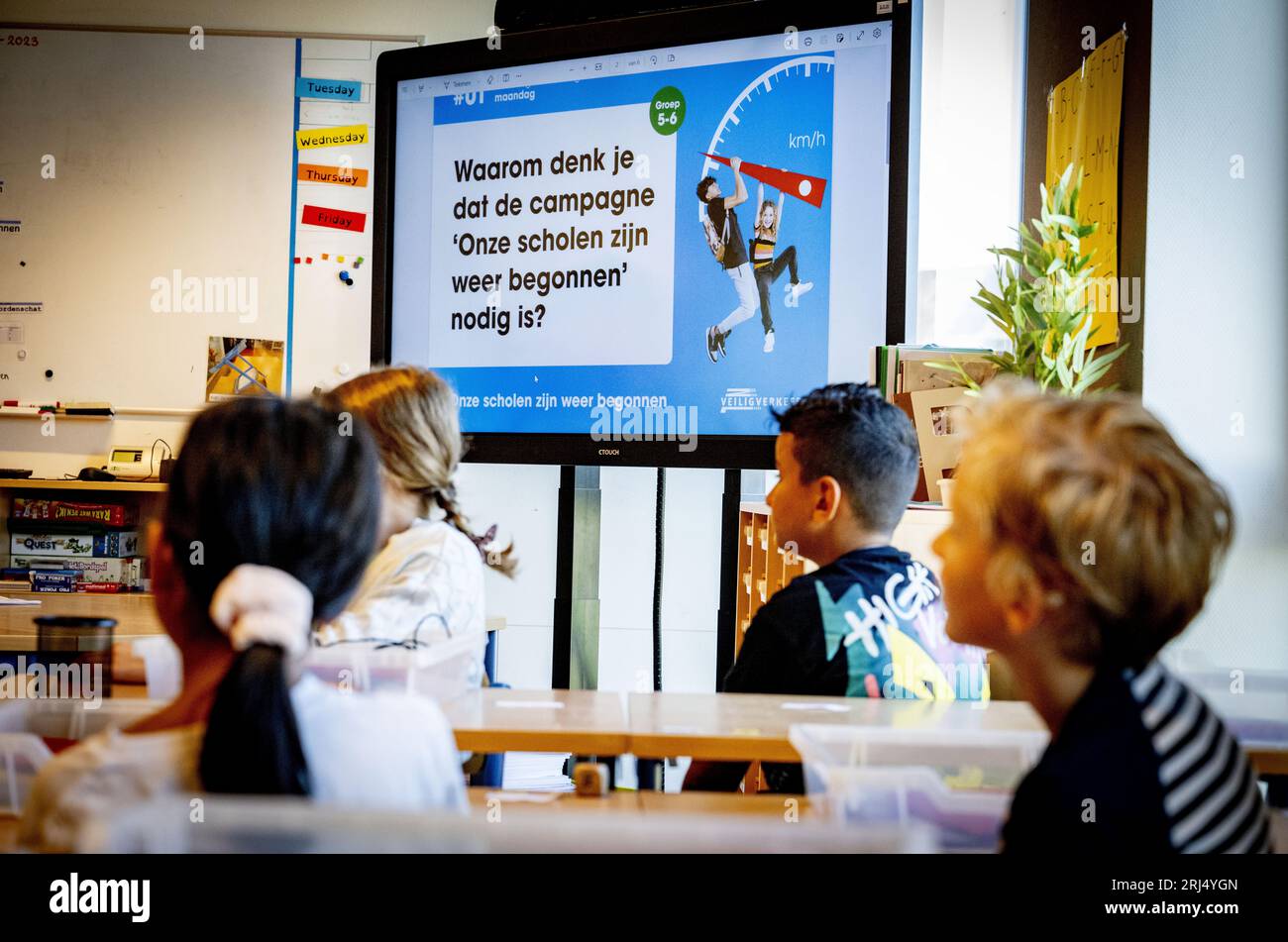 BERKEL EN RODENRIJS - At De Gouden Griffel primary school, the go-ahead is given for the VVN campaign 'Our schools have started again'. Primary and secondary schools in the center of the country are starting again after six weeks off. ANP ROBIN UTRECHT netherlands out - belgium out Stock Photo