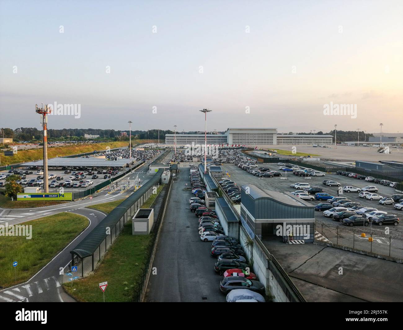 Airport parking lots hi-res stock photography and images - Alamy