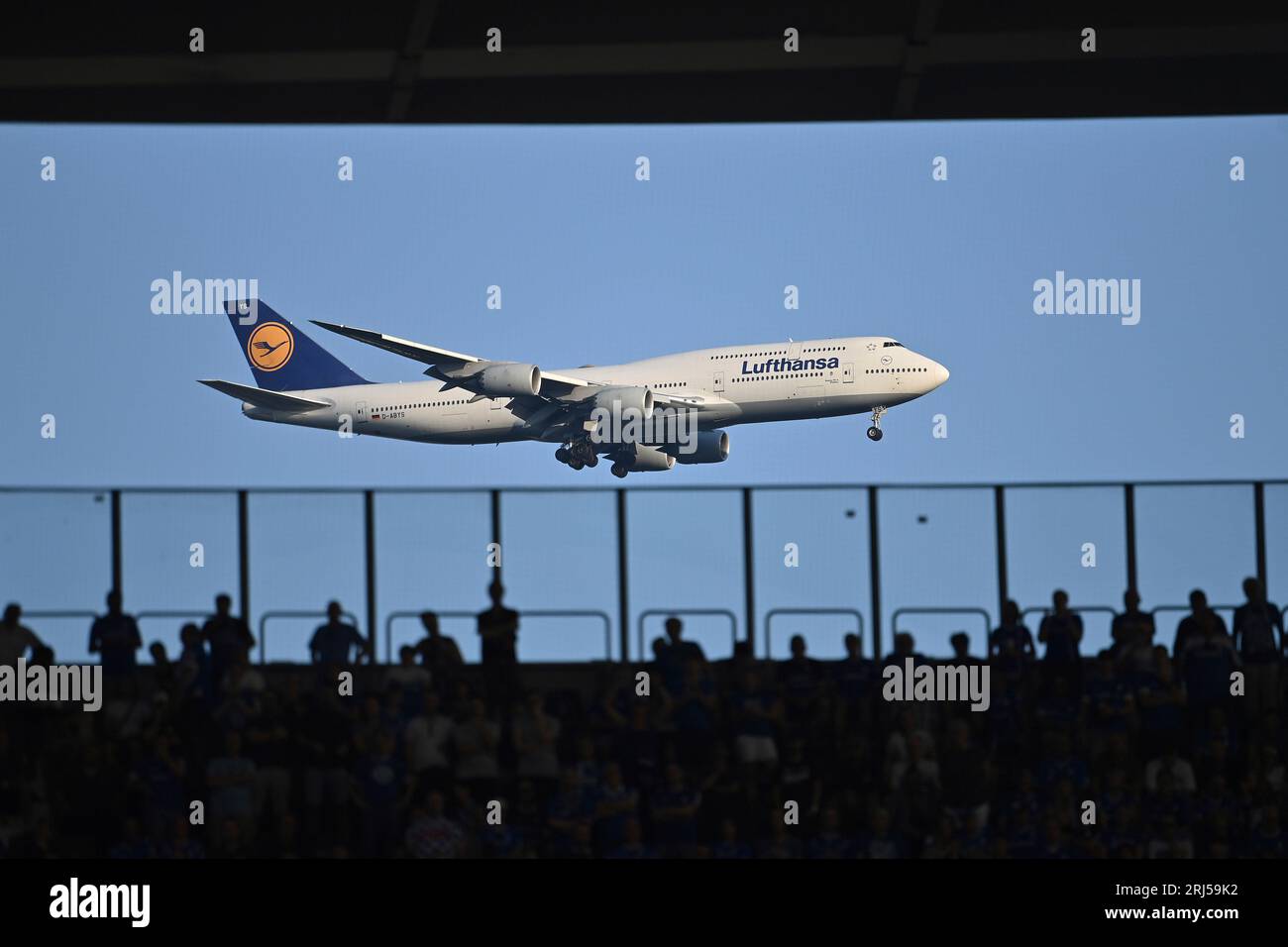 Lufthansa jumbo jet hi-res stock photography and images - Alamy