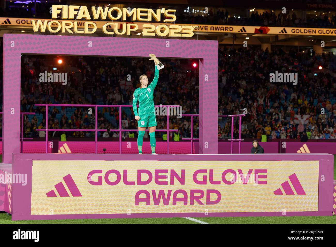 David De Gea and Mary Earps pose with Golden Glove awards 2022 23