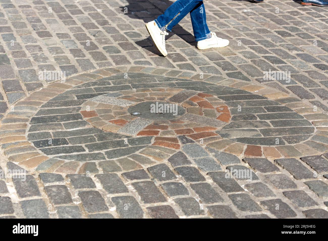 The Heart of Midlothian is located outside St Giles' Cathedral in Edinburgh. The heart marks the location of the entrance to Edinburgh's Old Tolbooth Stock Photo