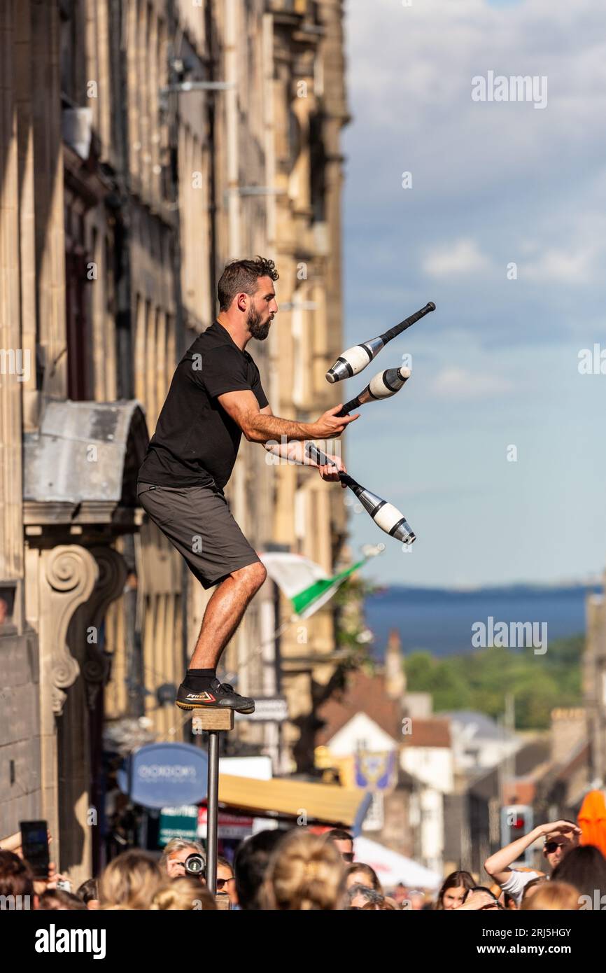 A juggler performing in the Royal mile at the Edinburgh Festival Stock Photo