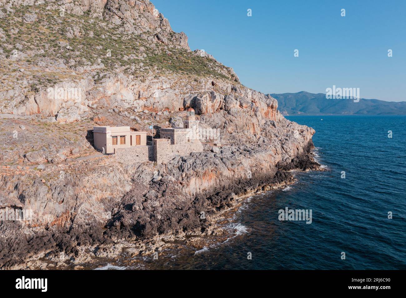 stunning cliffside fortress' high definition, sharp contrast focal-depth,  with hygge vibes and intricate stave carvings, masterful details, high  definition, 🇨🇦accents