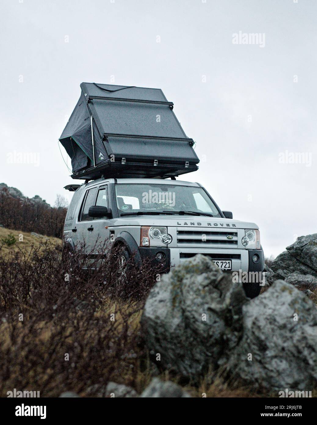 Car roof tent countryside hi-res stock photography and images - Alamy