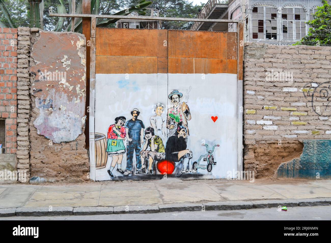 Facade of an old house where you can see a drawing of the characters from the TV series El Chavo del Ocho. Stock Photo