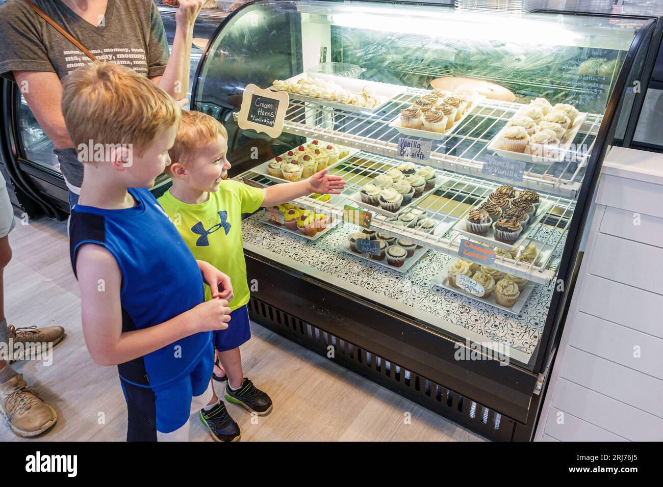 Cramerton North Carolina,Floyd & Blackie's bakery ice cream,display case cupcakes desserts,looking,child children childhood,kid boy male,residents bro Stock Photo