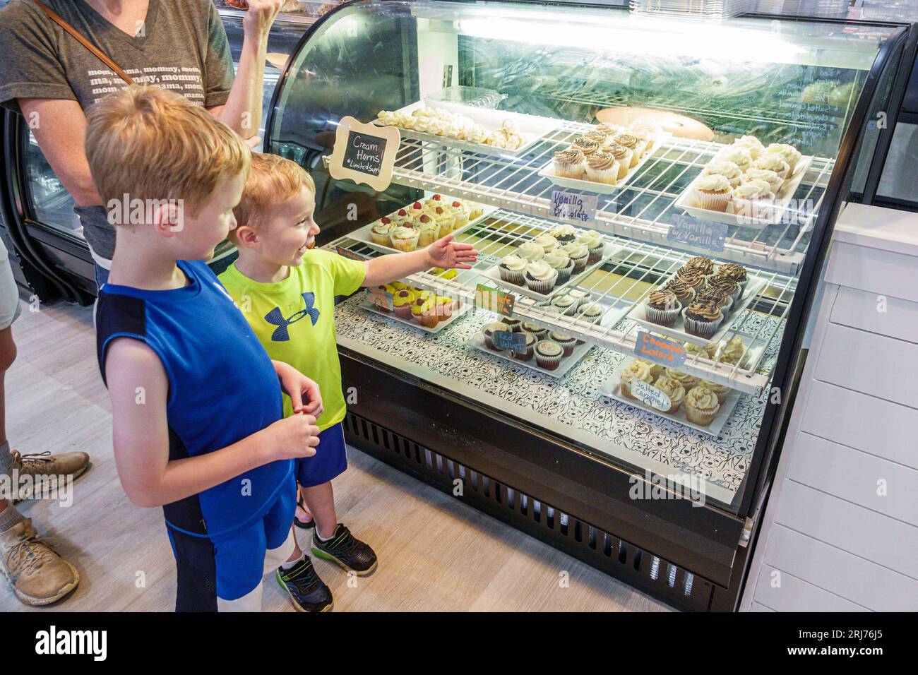 Cramerton North Carolina,Floyd & Blackie's bakery ice cream,display case cupcakes desserts,looking,child children childhood,kid boy male,residents bro Stock Photo