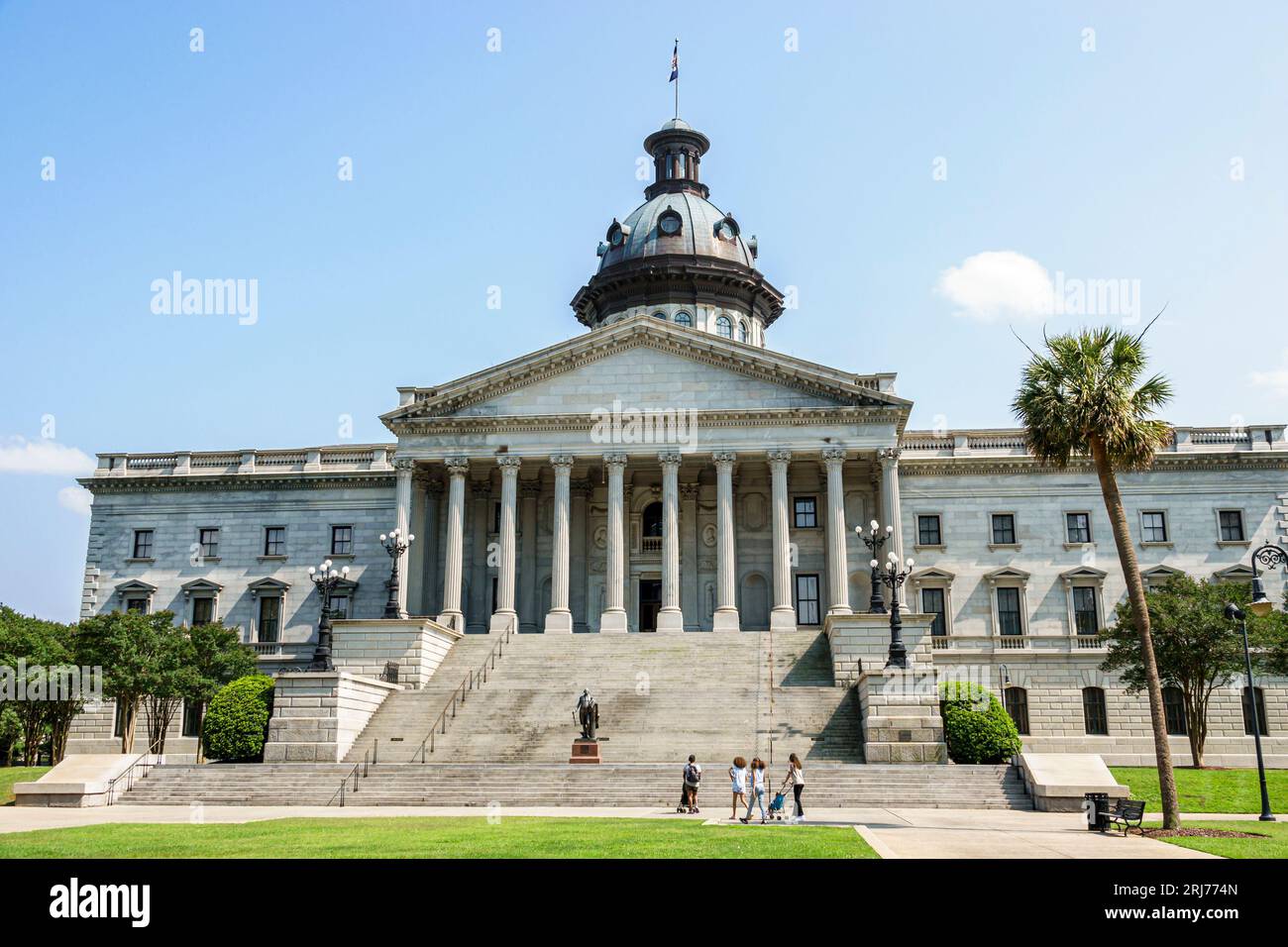 House outside hi-res stock photography and images - Alamy