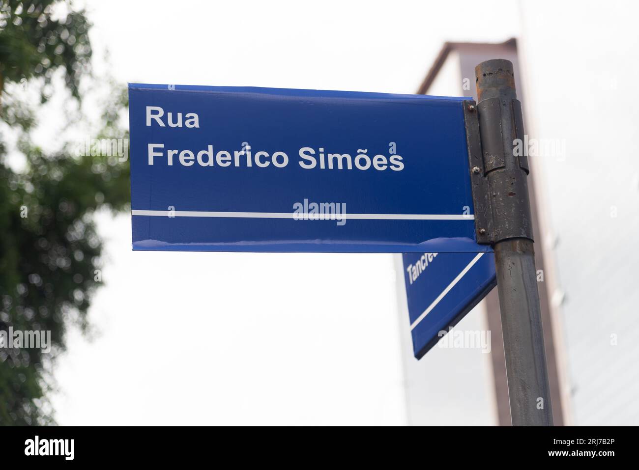 Salvador, Bahia, Brazil - August 11, 2023: Traffic sign indicating Rua Frederico Simões near Avenida Tancredo Neves in Salvador, Bahia. Stock Photo