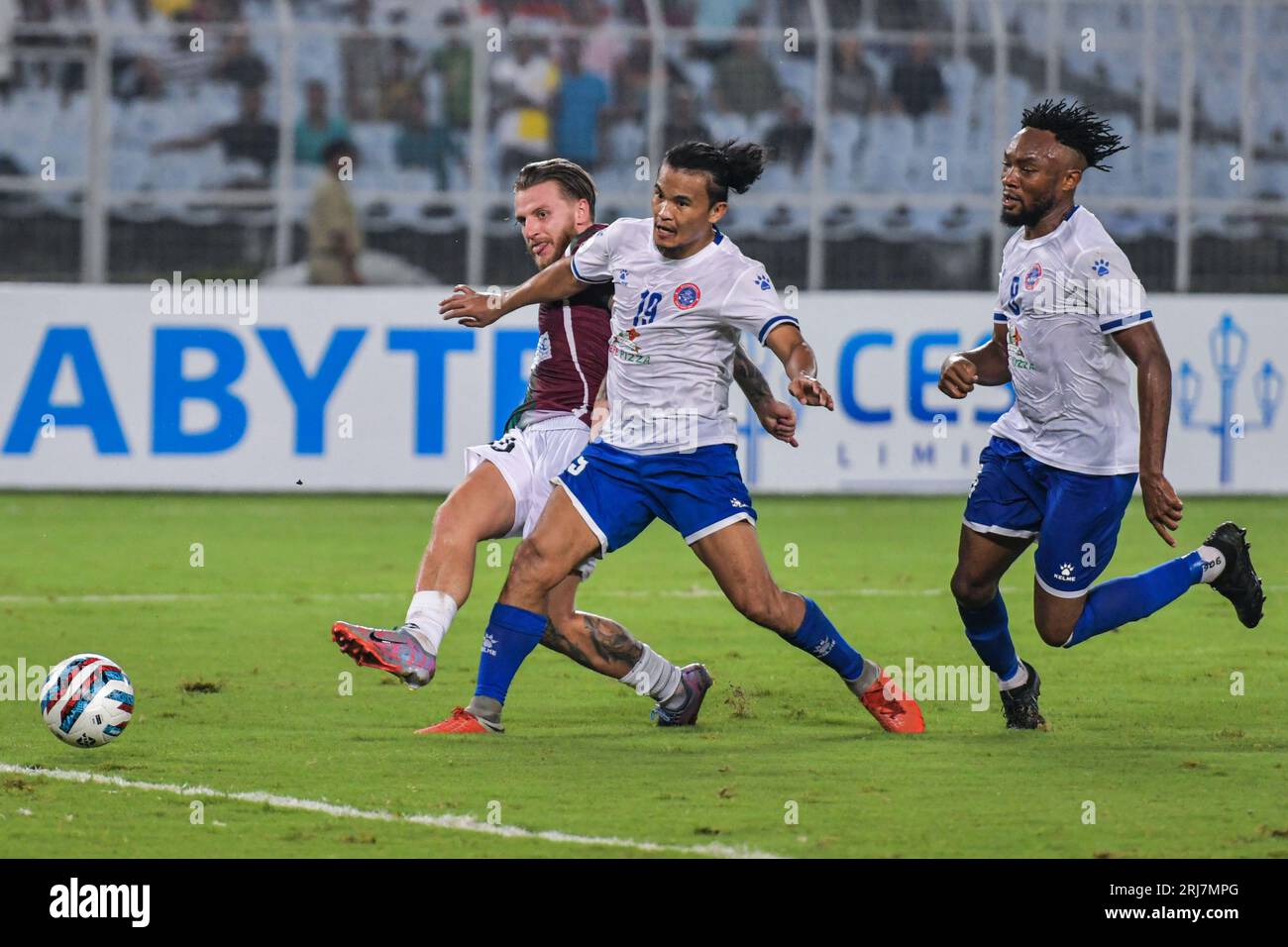 Kolkata, India. 16th Aug, 2023. Cummings (L) of Mohun Bagan Super Giant seen in action during the 2023-24 AFC Cup Preliminary Stage 2 match between Mohun Bagan Super Giant and Machhindra FC at Salt Lake Stadium. Final score; Mohun Bagan 3:1 Machhindra. Credit: SOPA Images Limited/Alamy Live News Stock Photo