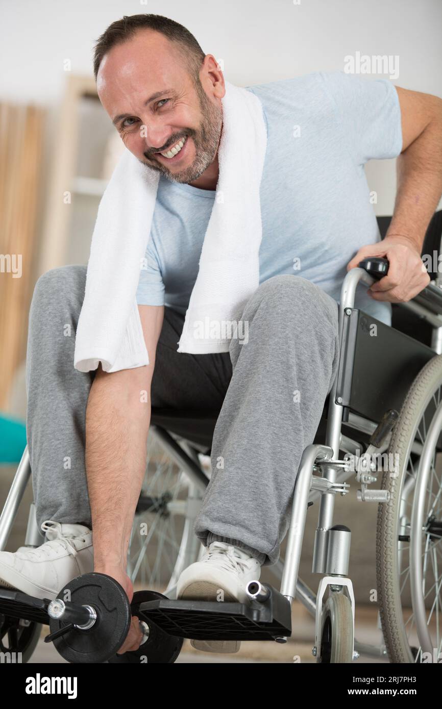 man in wheelchair lifting weights Stock Photo Alamy
