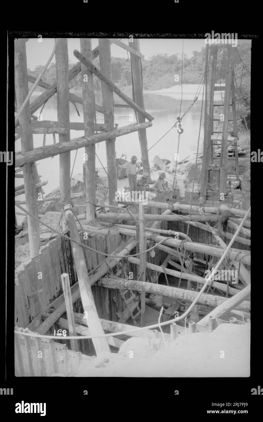 Trabalhadores em Obras de Fundação de Ponte em Afluente do Rio Madeira 1910 by Dana B. Merrill Stock Photo