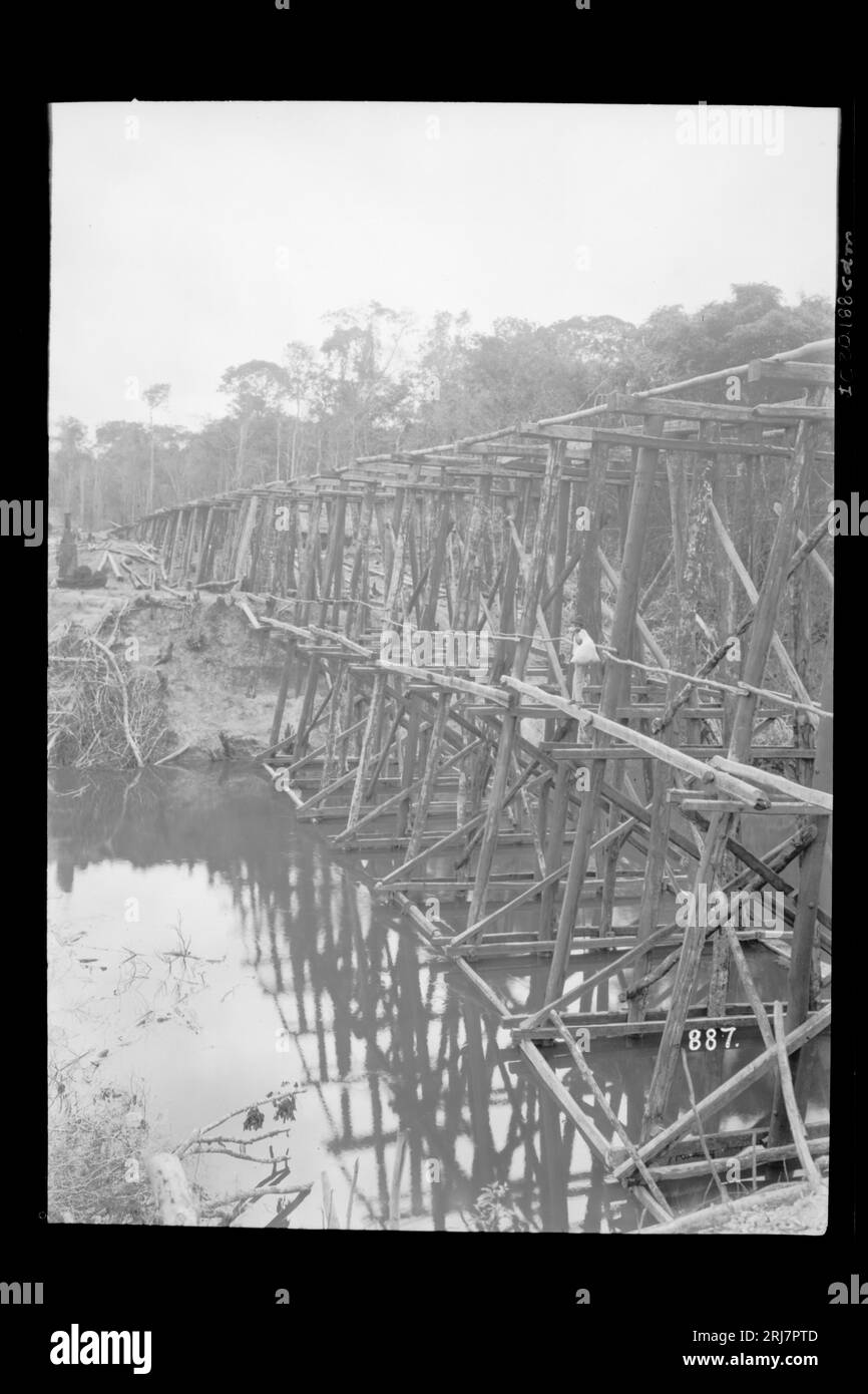 Estrutura em Madeira para a Construção de Pilares em Ponte de Afluente do Rio Madeira - 887 1910 by Dana B. Merrill Stock Photo