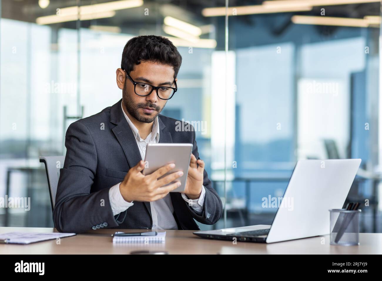 Computer Boss India Confident mature indian business trainer hi-res stock photography and ...