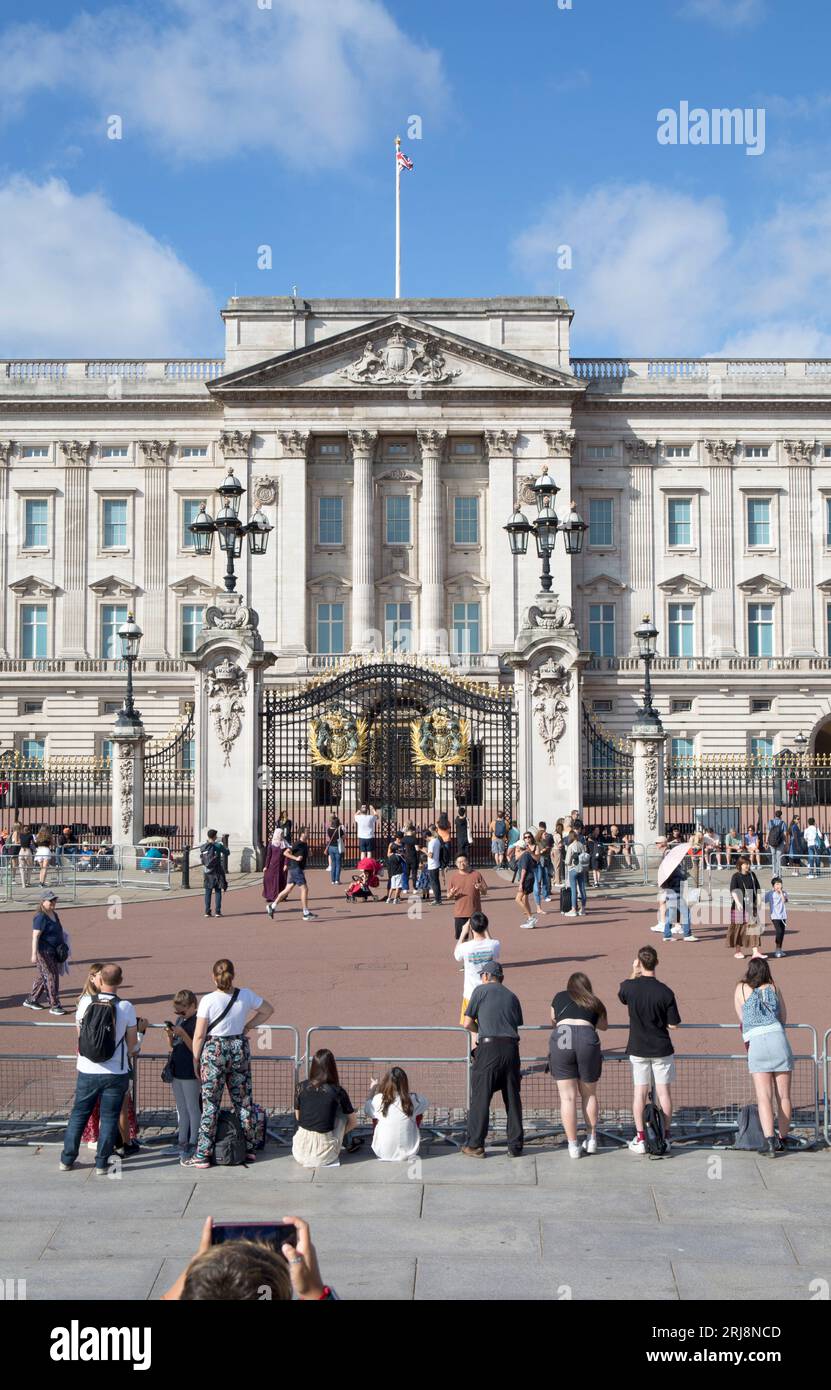Facade buckingham palace hi-res stock photography and images - Alamy