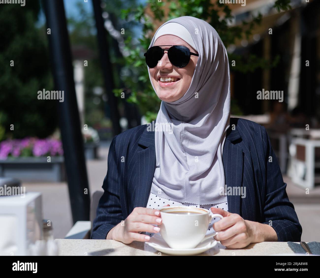 Pretty muslim woman drinking tea hi-res stock photography and images ...