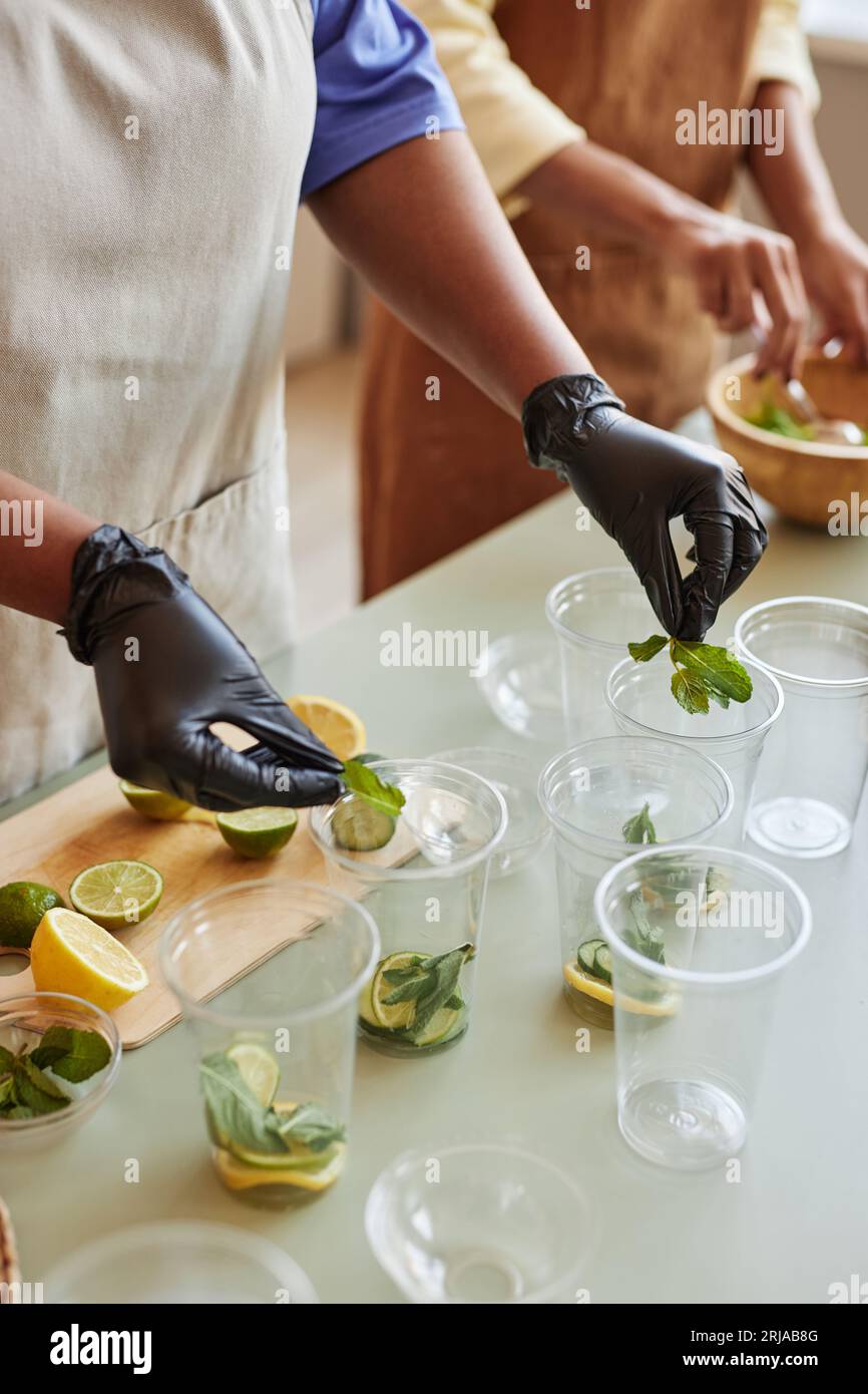 Adding mint in cocktail hi-res stock photography and images - Alamy