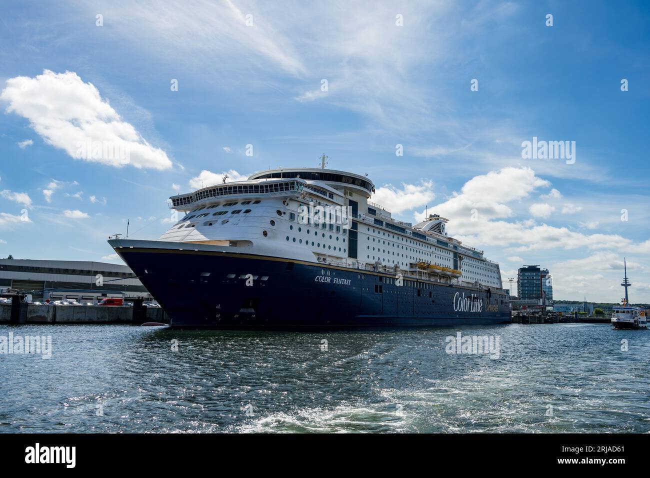 Kieler Hafen am Norwegenkai die Norwegenfähre Coler Fantasy an ihrem Liegeplatz, im Hintergrund der Kieler Fernsehturm Stock Photo