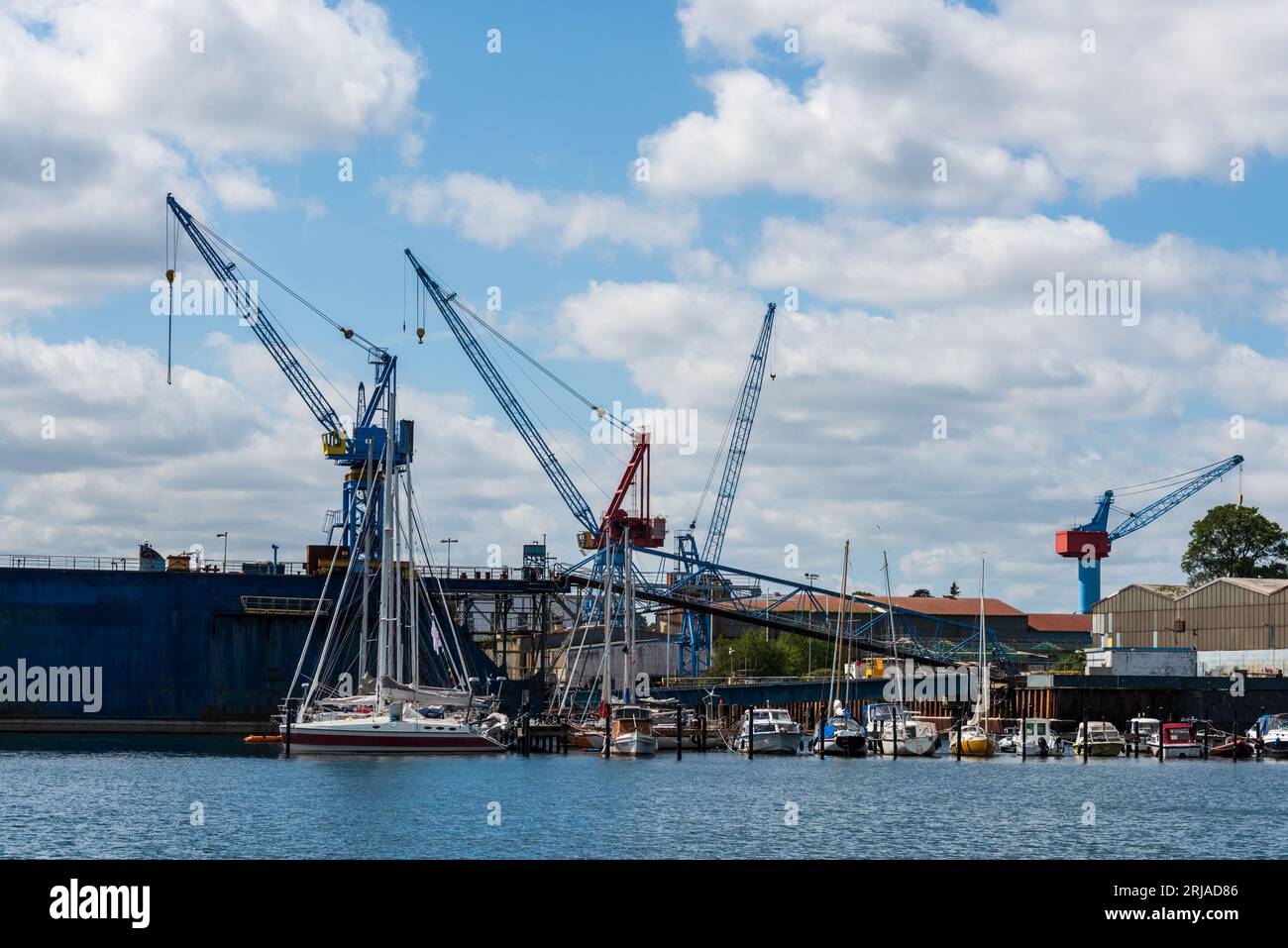 Kiel-Friedrichsort Fördeufer mit einer Marina neben den Anlagen einer alten Werft Stock Photo