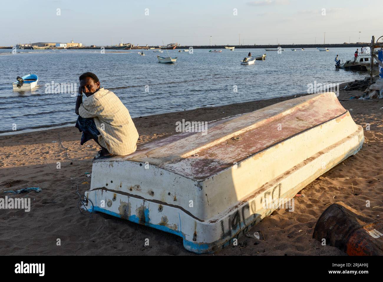 DJIBOUTI , Obock, from here ethiopian and eritrean migrants try to cross Bab El Mandeb, Red Sea, Gulf of Aden by smuggler boats to Yemen to continue the dangerous journey to Saudi Arabia or Europe / DSCHIBUTI, Obock, Meerenge Bab el Mandeb, mit Hilfe von Schleppern versuchen aethiopische Migranten hier nach Jemen ueberzusetzen, um weiter nach Saudi Arabien oder Europa zu gelangen Stock Photo