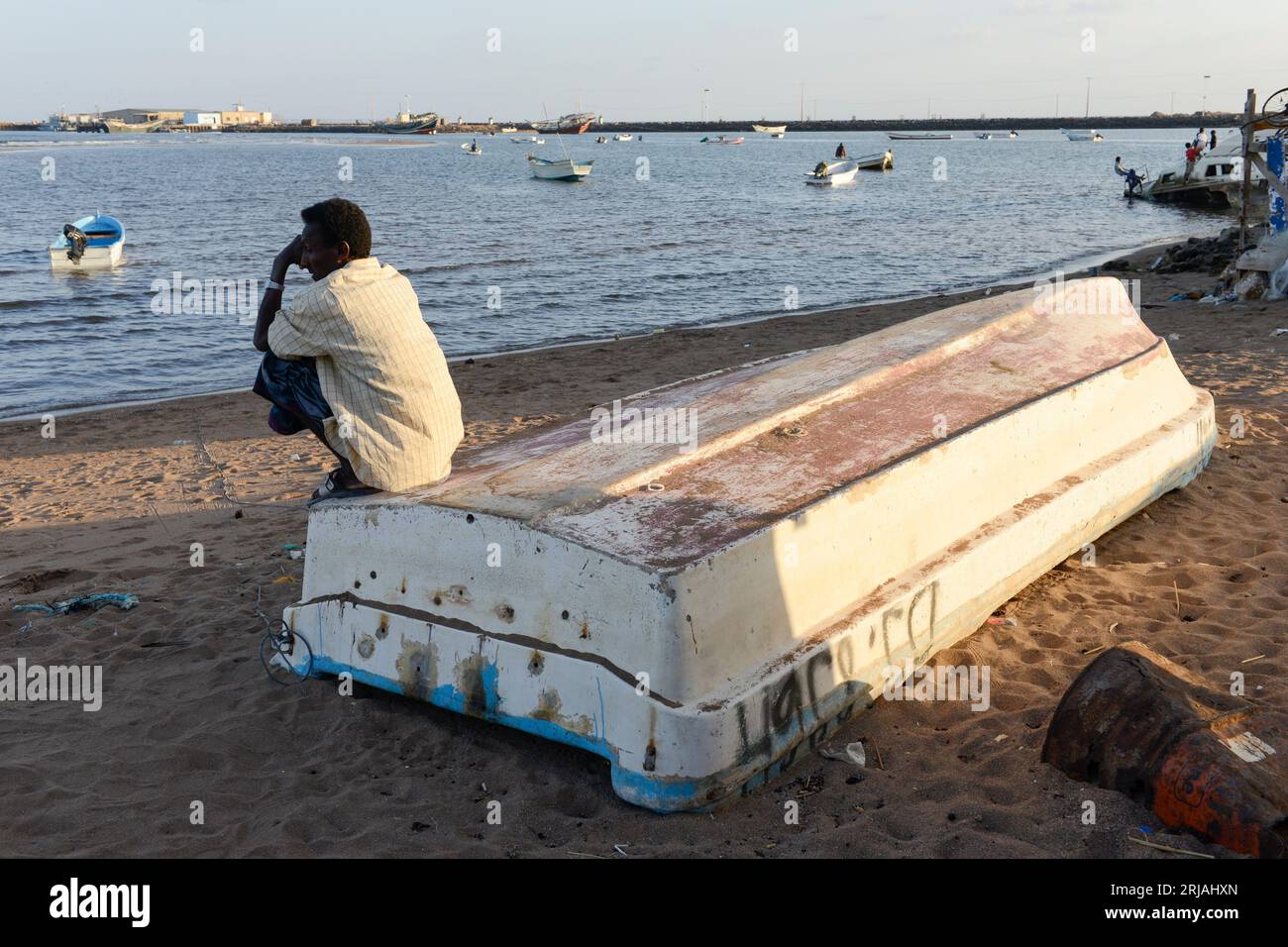 DJIBOUTI , Obock, from here ethiopian and eritrean migrants try to cross Bab El Mandeb, Red Sea, Gulf of Aden by smuggler boats to Yemen to continue the dangerous journey to Saudi Arabia or Europe / DSCHIBUTI, Obock, Meerenge Bab el Mandeb, mit Hilfe von Schleppern versuchen aethiopische Migranten hier nach Jemen ueberzusetzen, um weiter nach Saudi Arabien oder Europa zu gelangen Stock Photo