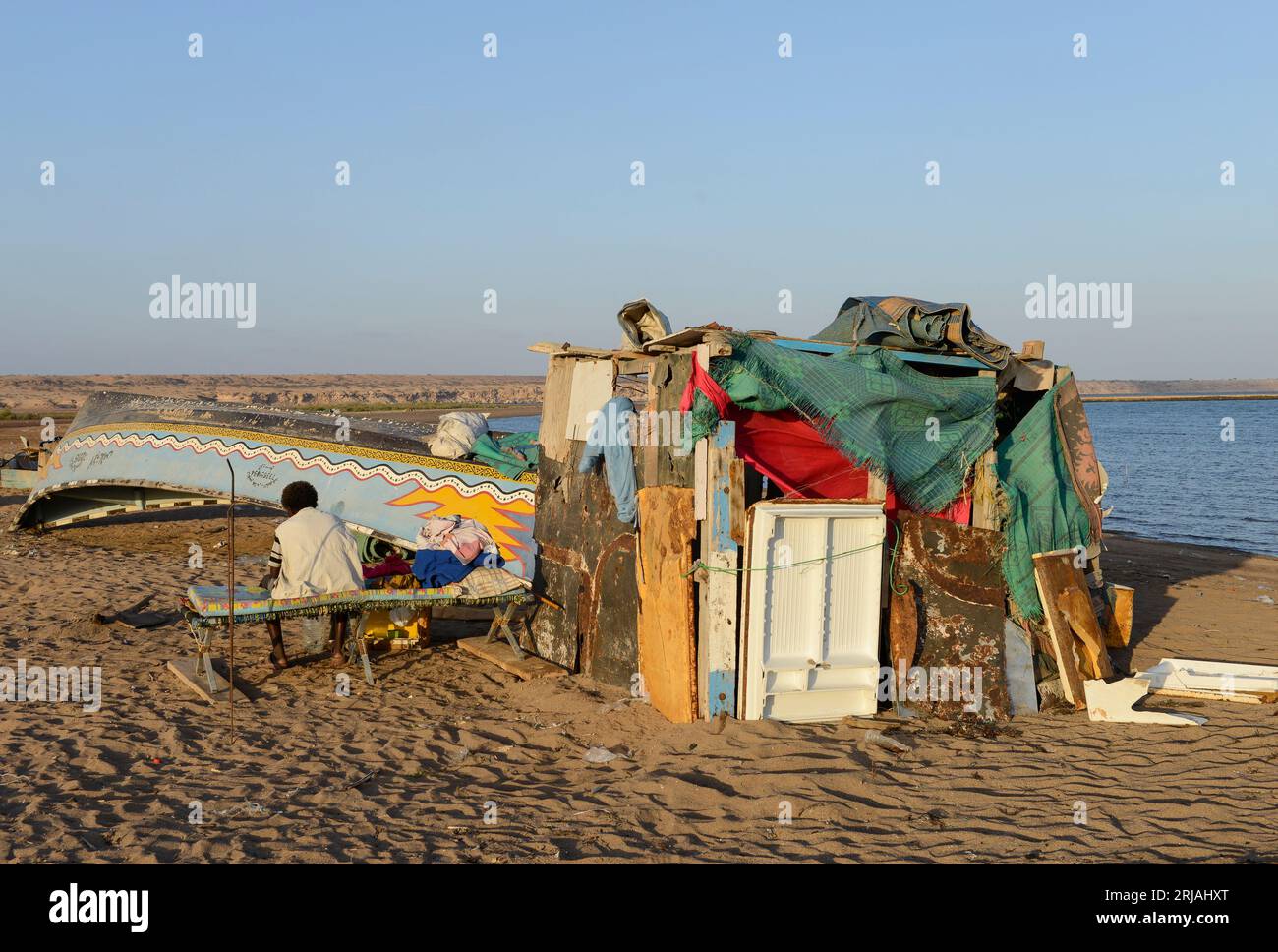 DJIBOUTI , Obock, from here ethiopian and eritrean migrants try to cross Bab El Mandeb, Red Sea, Gulf of Aden by smuggler boats to Yemen to continue the dangerous journey to Saudi Arabia or Europe / DSCHIBUTI, Obock, Meerenge Bab el Mandeb, mit Hilfe von Schleppern versuchen aethiopische Migranten hier nach Jemen ueberzusetzen, um weiter nach Saudi Arabien oder Europa zu gelangen Stock Photo