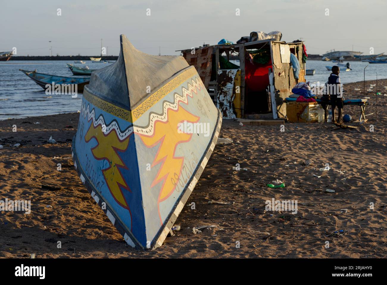 DJIBOUTI , Obock, from here ethiopian and eritrean migrants try to cross Bab El Mandeb, Red Sea, Gulf of Aden by smuggler boats to Yemen to continue the dangerous journey to Saudi Arabia or Europe / DSCHIBUTI, Obock, Meerenge Bab el Mandeb, mit Hilfe von Schleppern versuchen aethiopische Migranten hier nach Jemen ueberzusetzen, um weiter nach Saudi Arabien oder Europa zu gelangen Stock Photo