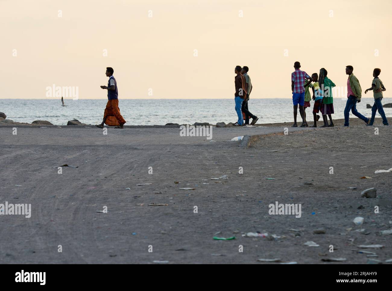 DJIBOUTI , Obock, from here ethiopian and eritrean migrants try to cross Bab El Mandeb, Red Sea, Gulf of Aden by smuggler boats to Yemen to continue the dangerous journey to Saudi Arabia or Europe / DSCHIBUTI, Obock, Meerenge Bab el Mandeb, mit Hilfe von Schleppern versuchen aethiopische Migranten hier nach Jemen ueberzusetzen, um weiter nach Saudi Arabien oder Europa zu gelangen Stock Photo