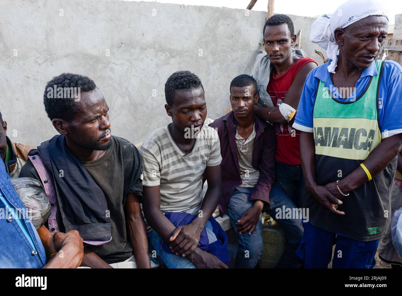 DJIBOUTI , Obock, from here ethiopian migrants try to cross bab el mandeb by boat to Yemen to go on to Saudi Arabia or Europe, ethiopian migrants  / DSCHIBUTI, Obock, Meerenge Bab el Mandeb, mit Hilfe von Schleppern aethiopische Migranten versuchen hier nach Jemen ueberzusetzen, um weiter nach Saudi Arabien oder Europa zu gelangen, aethiopische Fluechtlinge, mitte Nema Mohammed Hassan aus Oromia Stock Photo