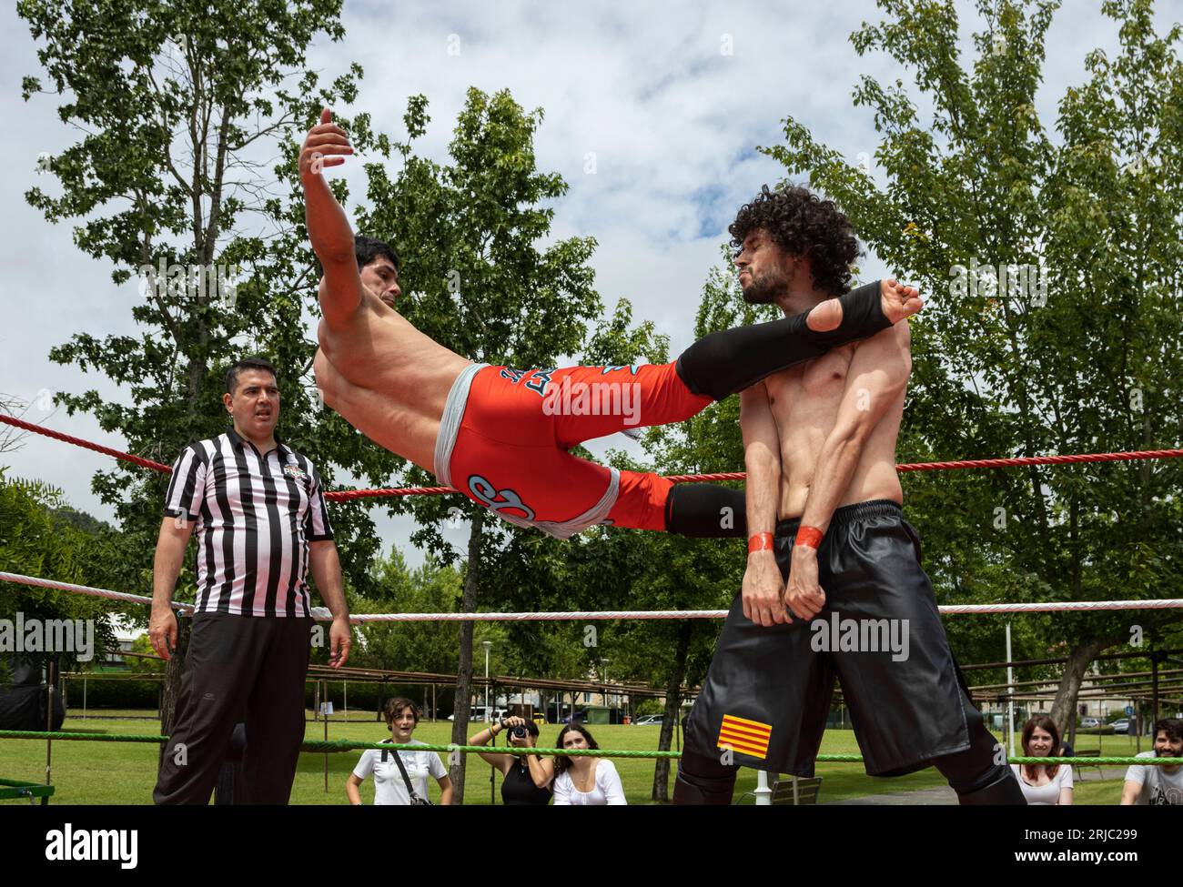 The Bilbao wrestler, Jack Lafita kicked opponent's chest, Issi in fiestas de Loiu. Stock Photo