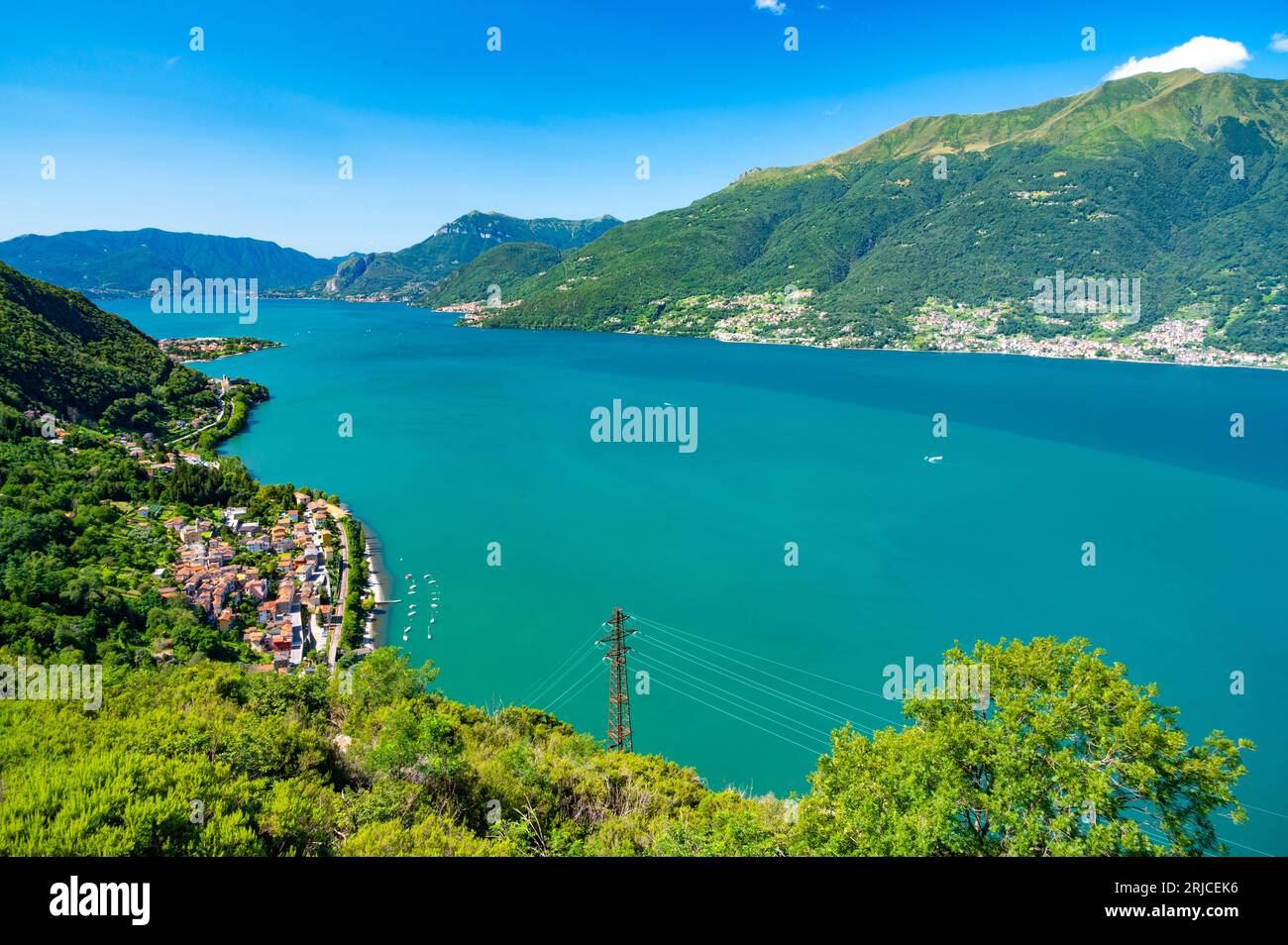 Una vista del lago di Como dalla chiesa di San Rocco, a Dorio, lato sud, con Bellagio, la montagna, il panorama. Stock Photo
