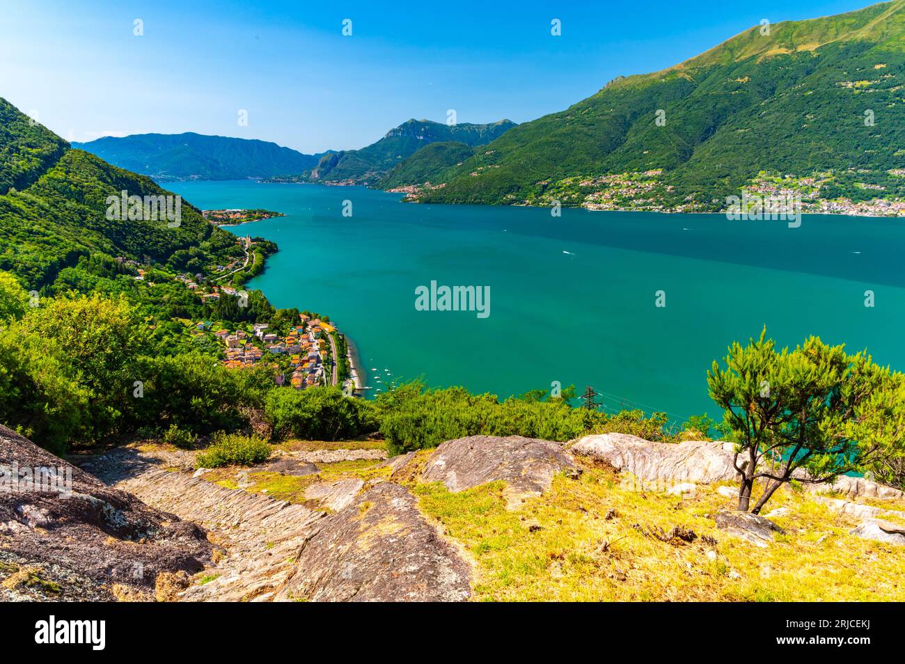 Una vista del lago di Como dalla chiesa di San Rocco, a Dorio, lato sud, con Bellagio, la montagna, il panorama. Stock Photo