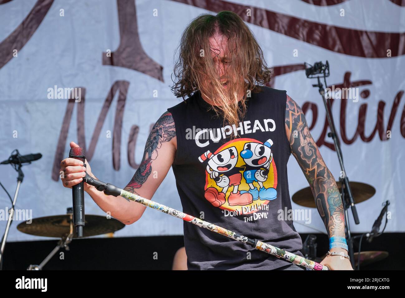 Barry 'Baz' Mills of Massive Wagons performing at the Weyfest Music Festival, August 20, 2023 Stock Photo