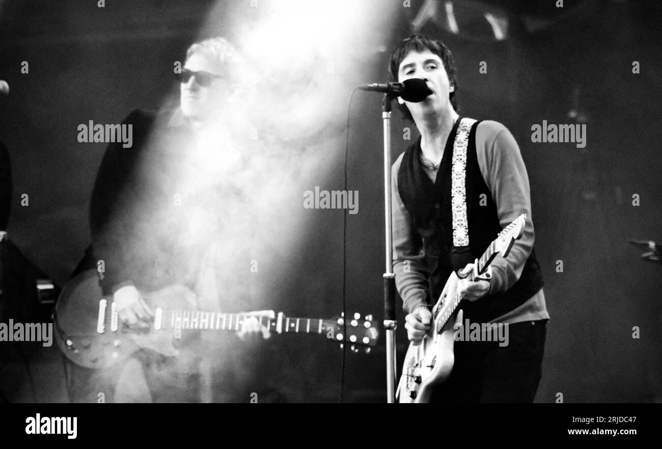Johnny marr playing live Black and White Stock Photos & Images - Alamy