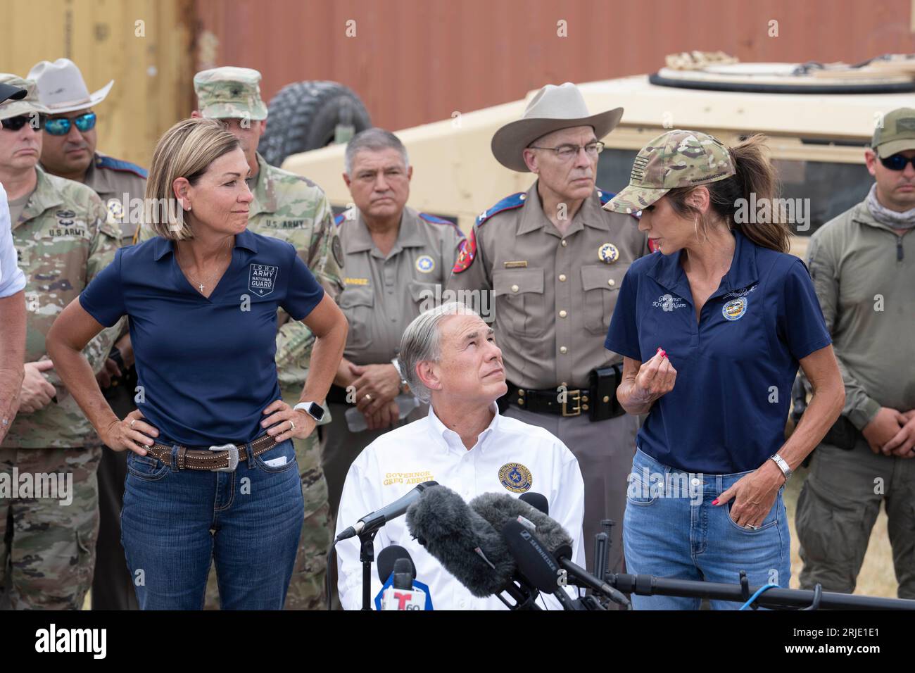 Governors KIM REYNOLDS of Iowa (l) and KRISTI NOEM of South Dakota (r ...