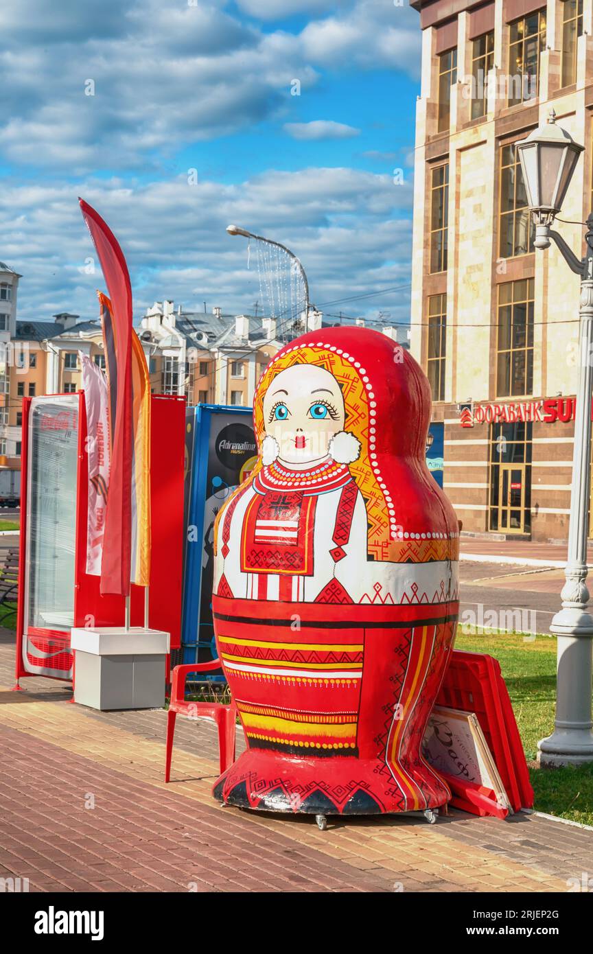 Saransk, Mordovia, Russia. 05.06.2023. A kiosk for selling water, kvass and souvenirs in the form of a matryoshka doll on Bolshevistskaya Street. Stock Photo