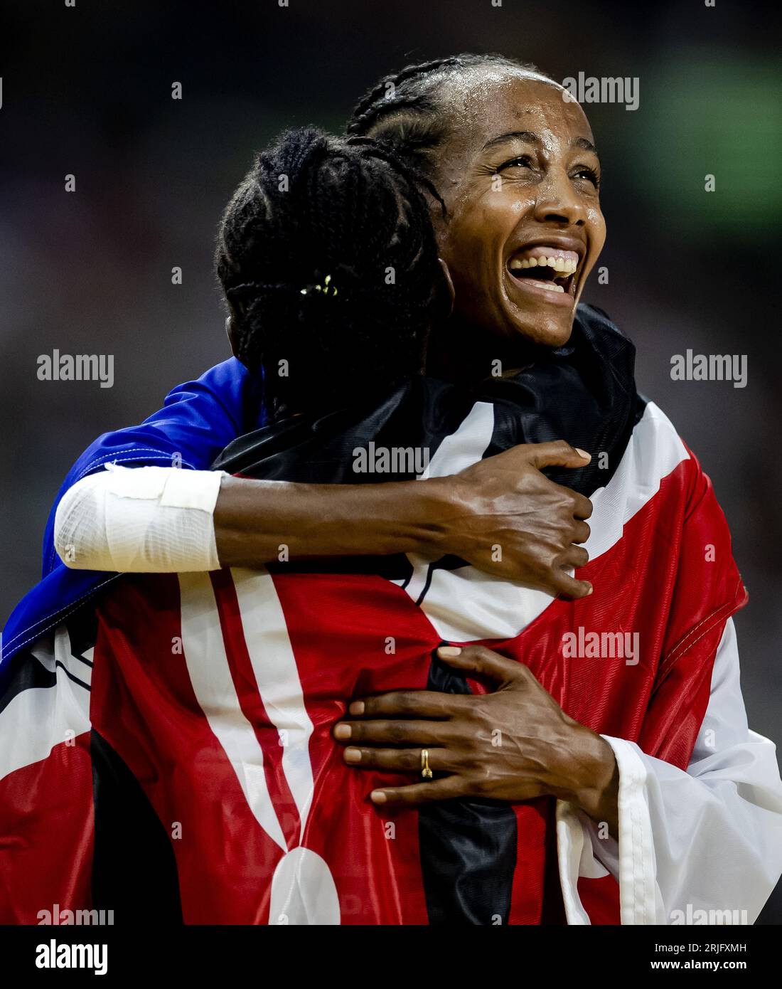 BUDAPEST - Sifan Hassan with winner Faith Kipyegon after the final on ...