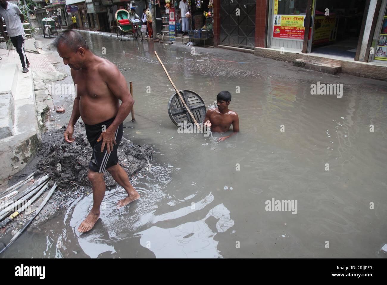 August 22, 2023 Dhaka, Bangladesh - City Corporation sewer cleaner cleans road manholes near Badda Dhaka. For this one-day work sewer cleaner get 800t Stock Photo
