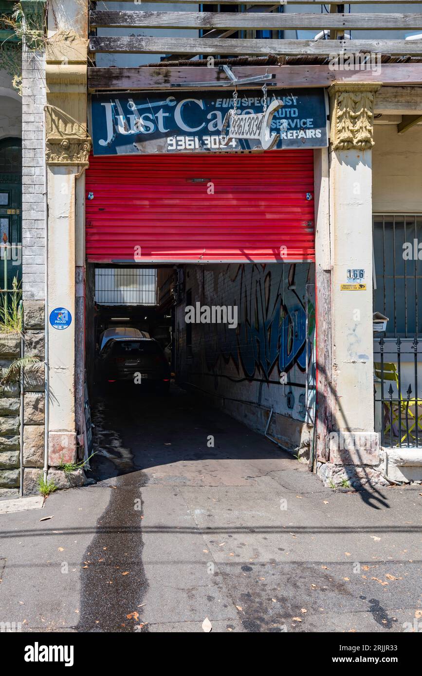 Just Cars in Bourke Street, Darlinghurst, Sydney, Australia, an old style independent motor mechanic garage Stock Photo