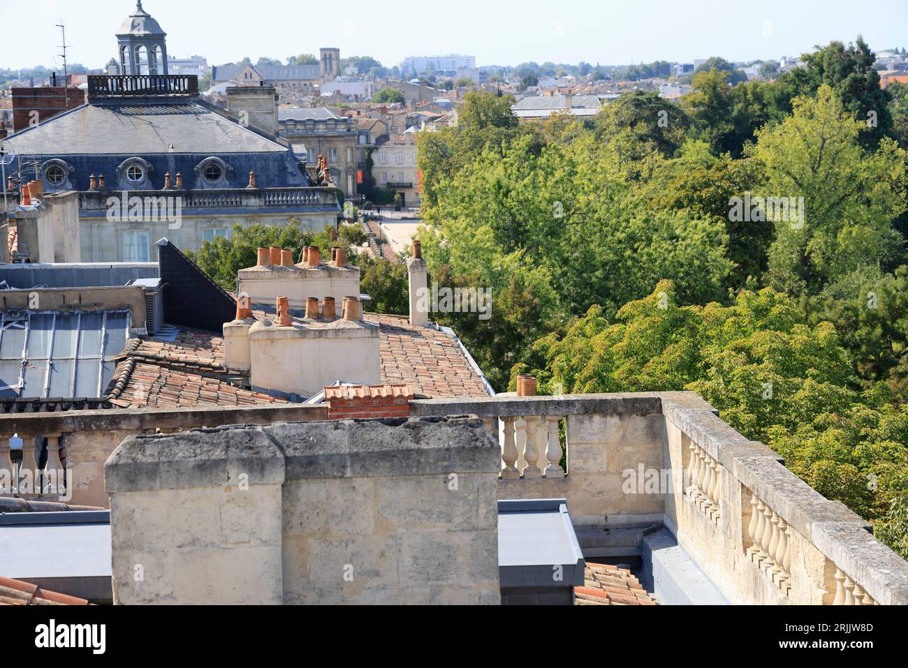 Réchauffement climatique, canicule, chaleur, arbres et végétalisation des villes. Pendant la canicule l’après-midi dans le centre ville de Bordeaux le Stock Photo