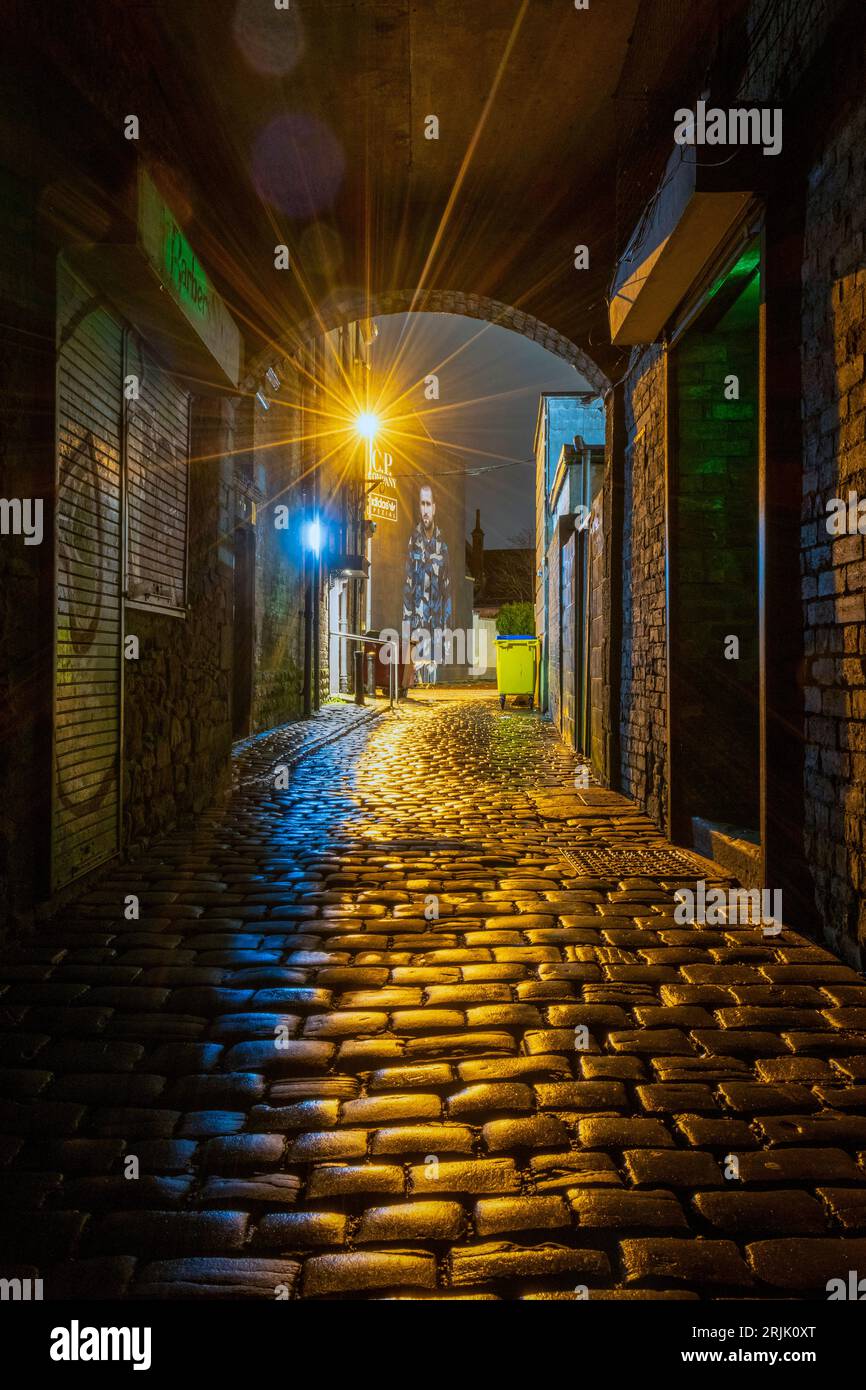 Dark Alleyway Path, Millstone Alleyway (Cobblestones) - Darwen, Lancashire, UK Stock Photo