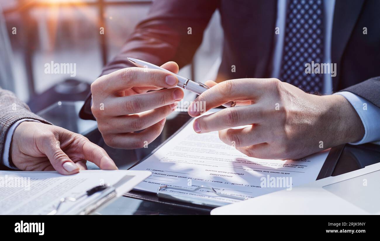Contract signing client hi-res stock photography and images - Alamy