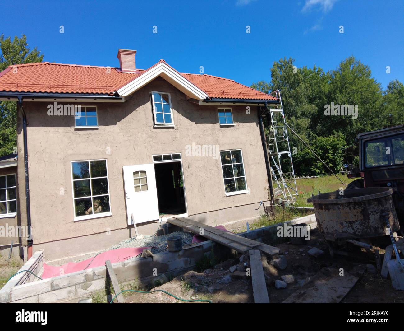 Project to build a mud house in Goda Händer's eco village in Råbäck.The