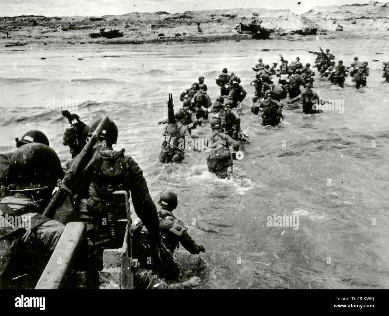 World war two troops on beach hi-res stock photography and images - Alamy