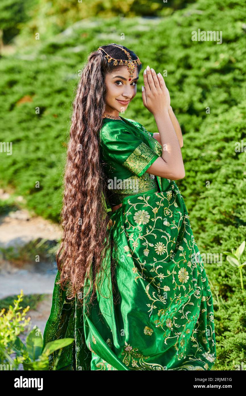 Indian woman in green sari hi-res stock photography and images - Alamy