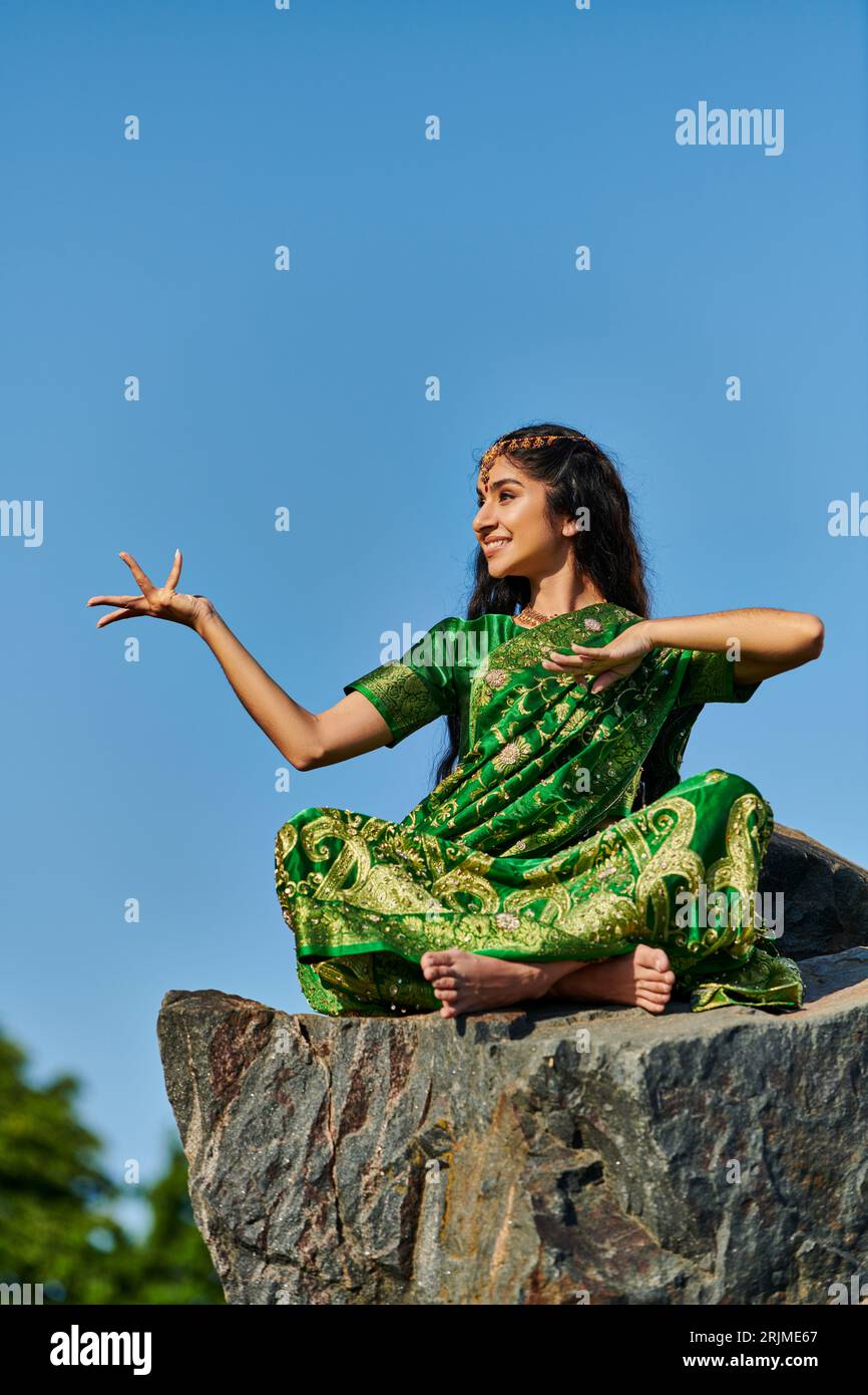 Indian woman in green sari hi-res stock photography and images - Alamy