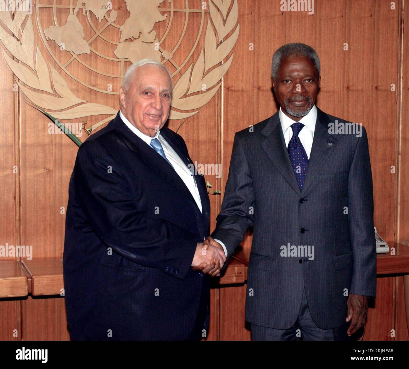 Uno Generalsekretär Kofi Annan (re., GHA) und Ariel Sharon (ISR/Ministerpräsident Israel) in New York Stock Photo