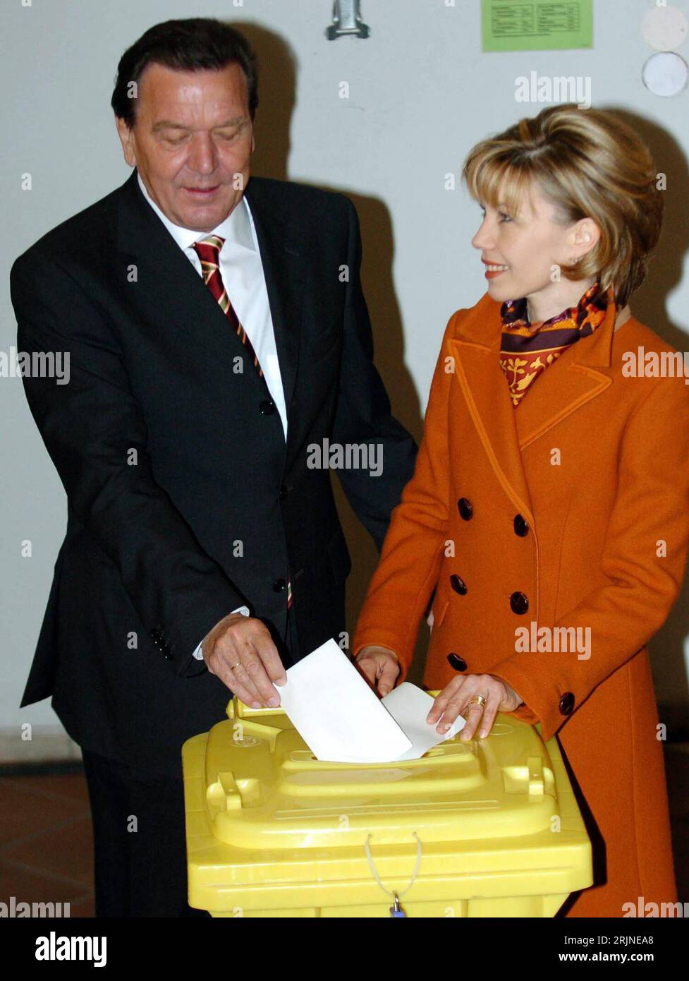 Bundeskanzler Gerhard Schröder GER/SPD und seine Frau Doris Schröder-Köpf GER vor der Wahlurne anlässlich der Bundestagswahlen in Hannover Stock Photo